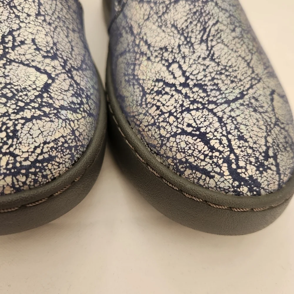 Vionic Pro slip on shoes size 6 blue metallic Mahnoey Avery